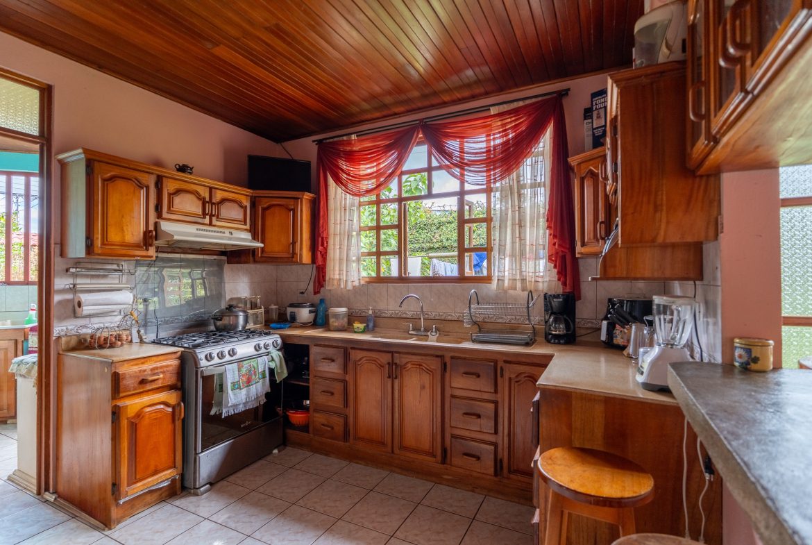 PROPERTY MULTI FAMILY WITH FIVE BEDROOMS, IN PEREZ ZELEDON – 0.26 ACRES