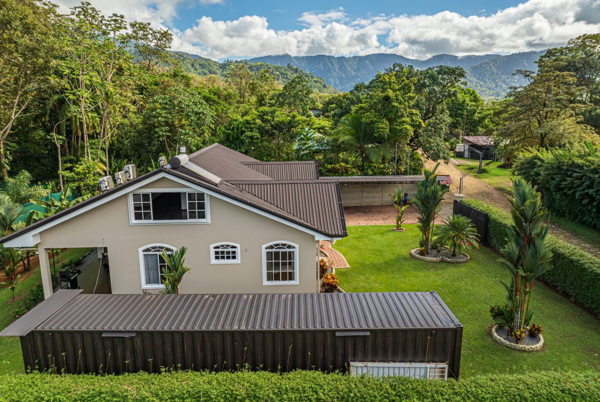 BEAUTIFUL PROPERTY WITH FIVE BEDROOMS, IN LOS LAURELES  STREET UVITA – 0.23 ACRES