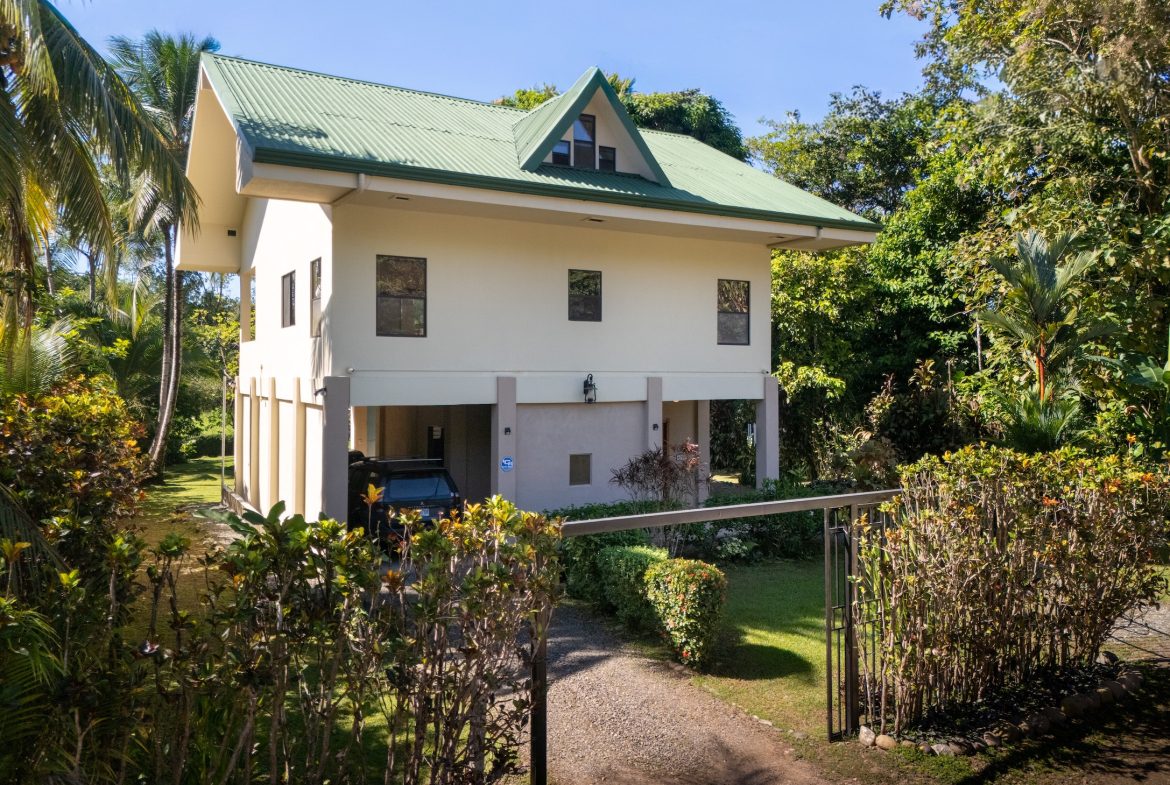 CASA BRISA TWO FLOOR PROPERTY WITH BEAUTIFUL VIEWS OF THE GARDEN, IN BAHIA BALLENA – 0.27 ACRES, Uvita, Costa Rica — photo 5