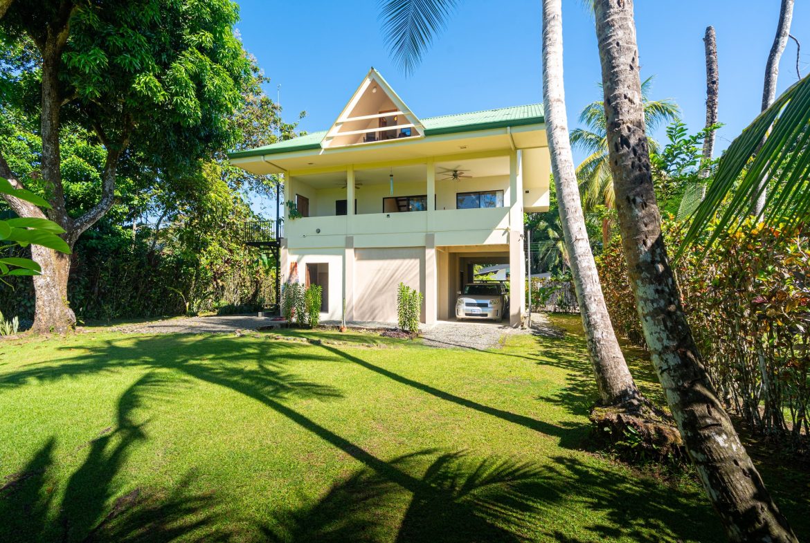 CASA BRISA TWO FLOOR PROPERTY WITH BEAUTIFUL VIEWS OF THE GARDEN, IN BAHIA BALLENA – 0.27 ACRES, Uvita, Costa Rica — photo 3