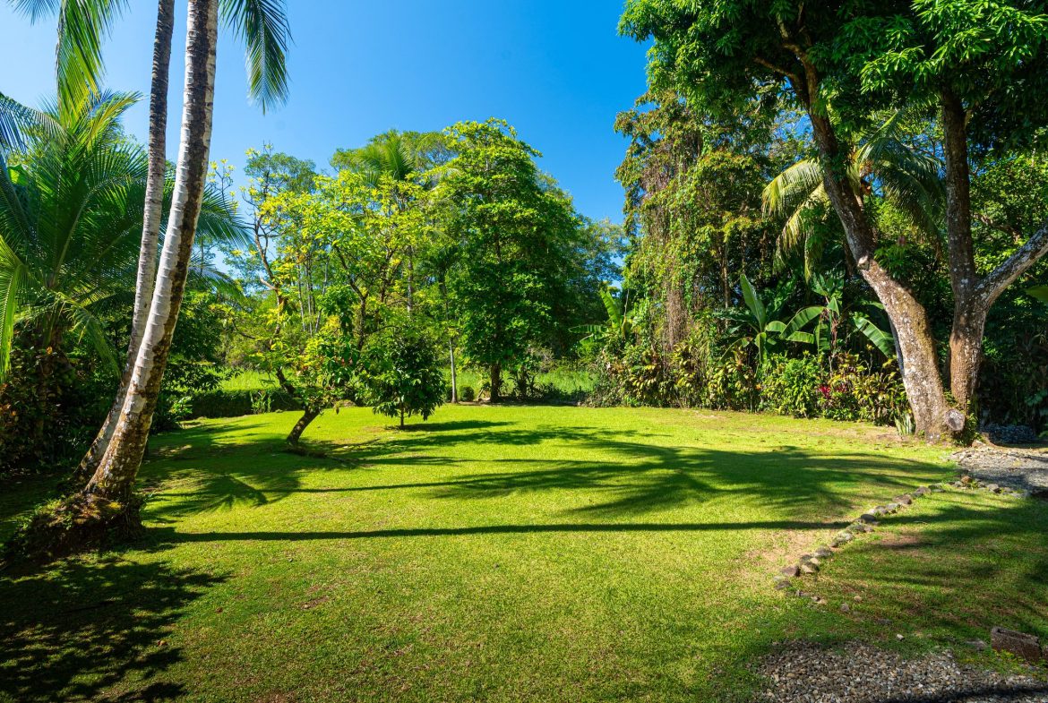 CASA BRISA TWO FLOOR PROPERTY WITH BEAUTIFUL VIEWS OF THE GARDEN, IN BAHIA BALLENA – 0.27 ACRES