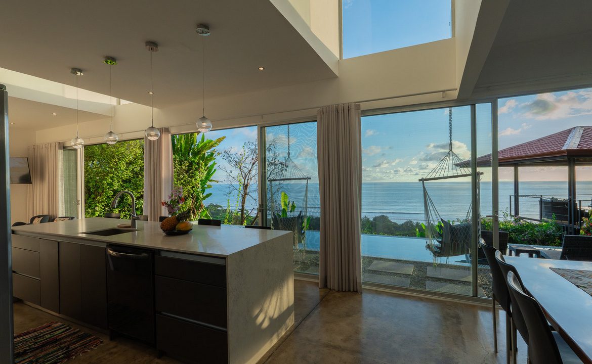 PROPERTY WITH THREE BEDROOM WITH BALCONY AND PANORAMIC VIEWS OF THE OCEAN AND SUNRISE, IN DOMINICAL AYACUCHO – 0.3 ACRES
