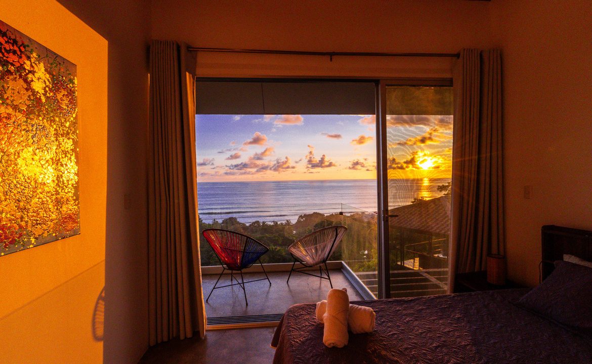 PROPERTY WITH THREE BEDROOM WITH BALCONY AND PANORAMIC VIEWS OF THE OCEAN AND SUNRISE, IN DOMINICAL AYACUCHO – 0.3 ACRES