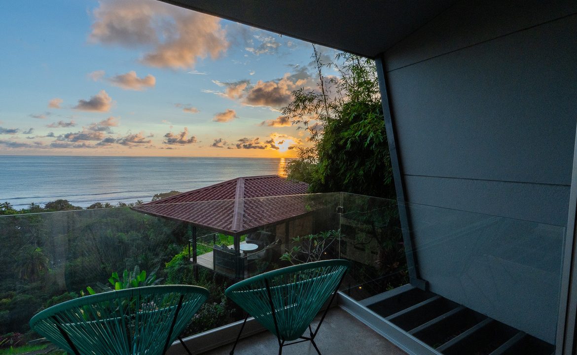 PROPERTY WITH THREE BEDROOM WITH BALCONY AND PANORAMIC VIEWS OF THE OCEAN AND SUNRISE, IN DOMINICAL AYACUCHO – 0.3 ACRES
