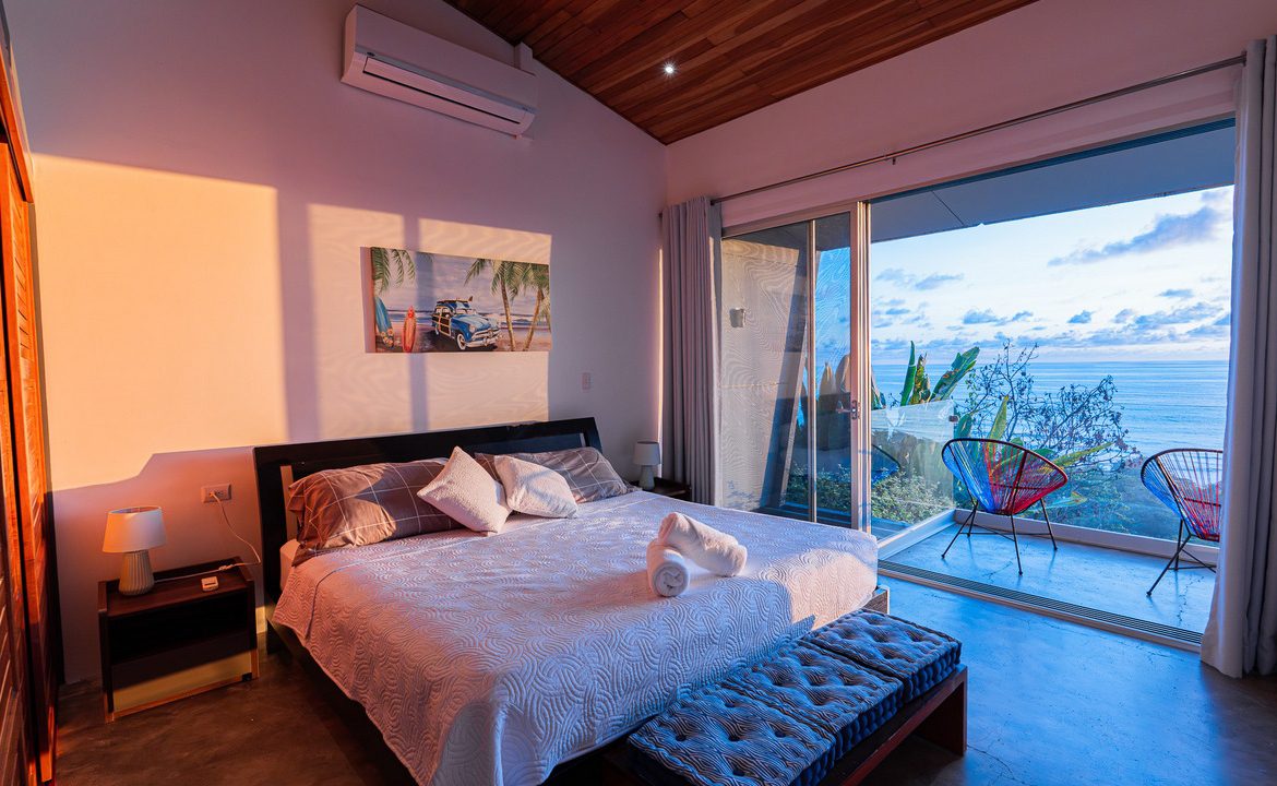 PROPERTY WITH THREE BEDROOM WITH BALCONY AND PANORAMIC VIEWS OF THE OCEAN AND SUNRISE, IN DOMINICAL AYACUCHO – 0.3 ACRES