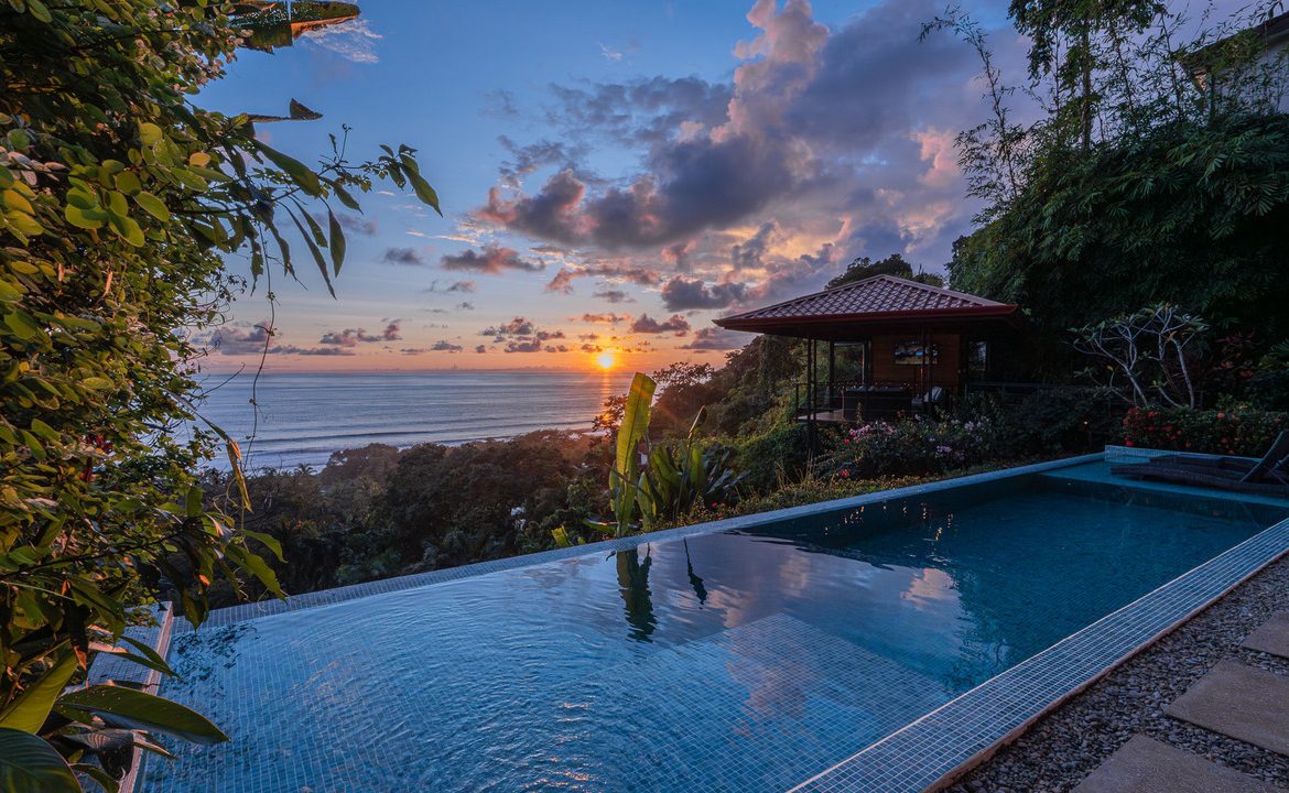 PROPERTY WITH THREE BEDROOM WITH BALCONY AND PANORAMIC VIEWS OF THE OCEAN AND SUNRISE, IN DOMINICAL AYACUCHO – 0.3 ACRES