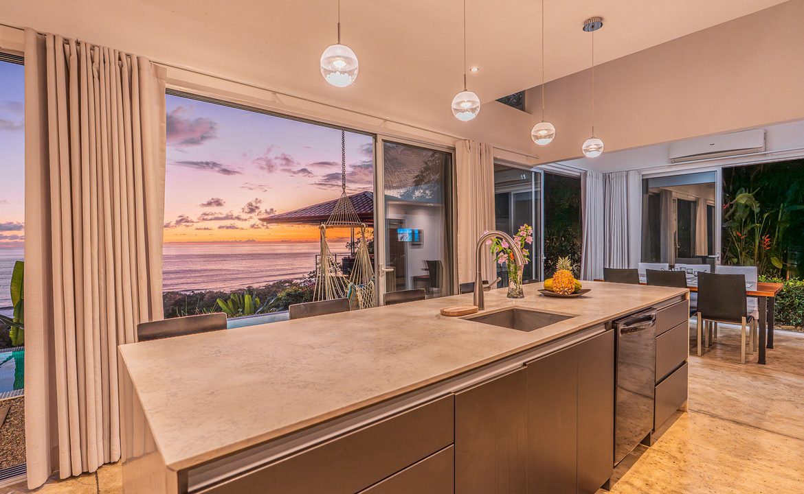 PROPERTY WITH THREE BEDROOM WITH BALCONY AND PANORAMIC VIEWS OF THE OCEAN AND SUNRISE, IN DOMINICAL AYACUCHO – 0.3 ACRES