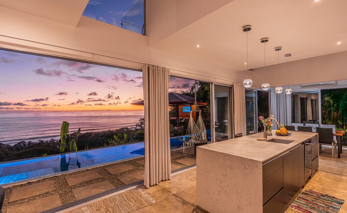 PROPERTY WITH THREE BEDROOM WITH BALCONY AND PANORAMIC VIEWS OF THE OCEAN AND SUNRISE, IN DOMINICAL AYACUCHO – 0.3 ACRES