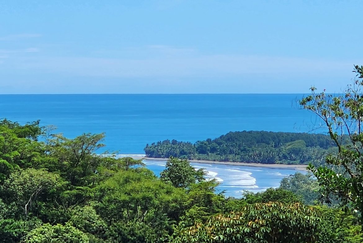 BUILDING PROPERTY WITH BEACH VIEWS IN LA COLONIA – 1.25 ACRES