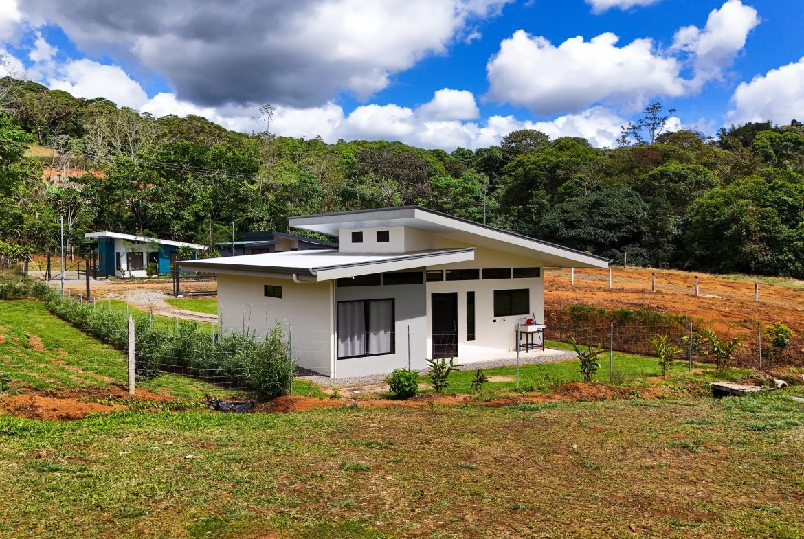 PROPERTY WITH TWO BEDROOM WITH GARDEN VIEWS, IN PEREZ ZELEDON – 0.12 ACRES, Uvita, Costa Rica — photo 2