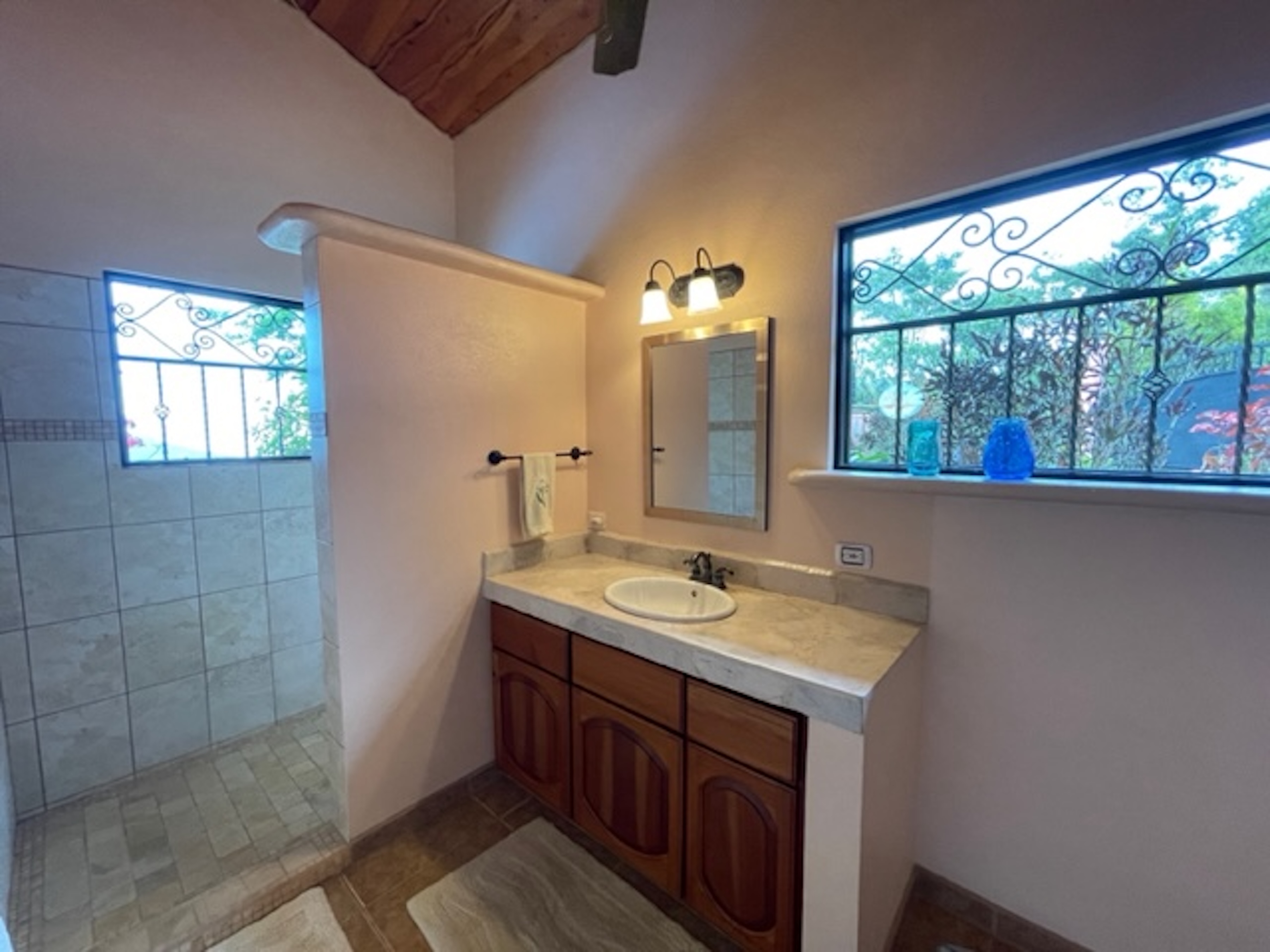 MOUNTAIN PROPERTY WITH A GUEST HOUSE, IN PLATANILLO – 5.2 ACRES