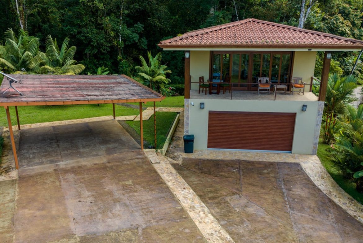 JUNGLE PROPERTY WITH FIVE BEDROOM AND OCEAN VIEWS, IN ESCALERAS – 0.84 ACRES