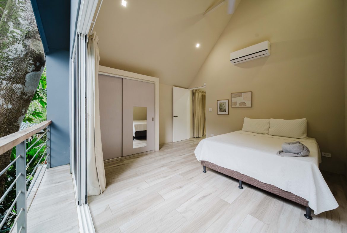 CASA BERATNA PROPERTY WITH TWO BEDROOMS, IN MANUEL ANTONIO – 0.24 ACRES