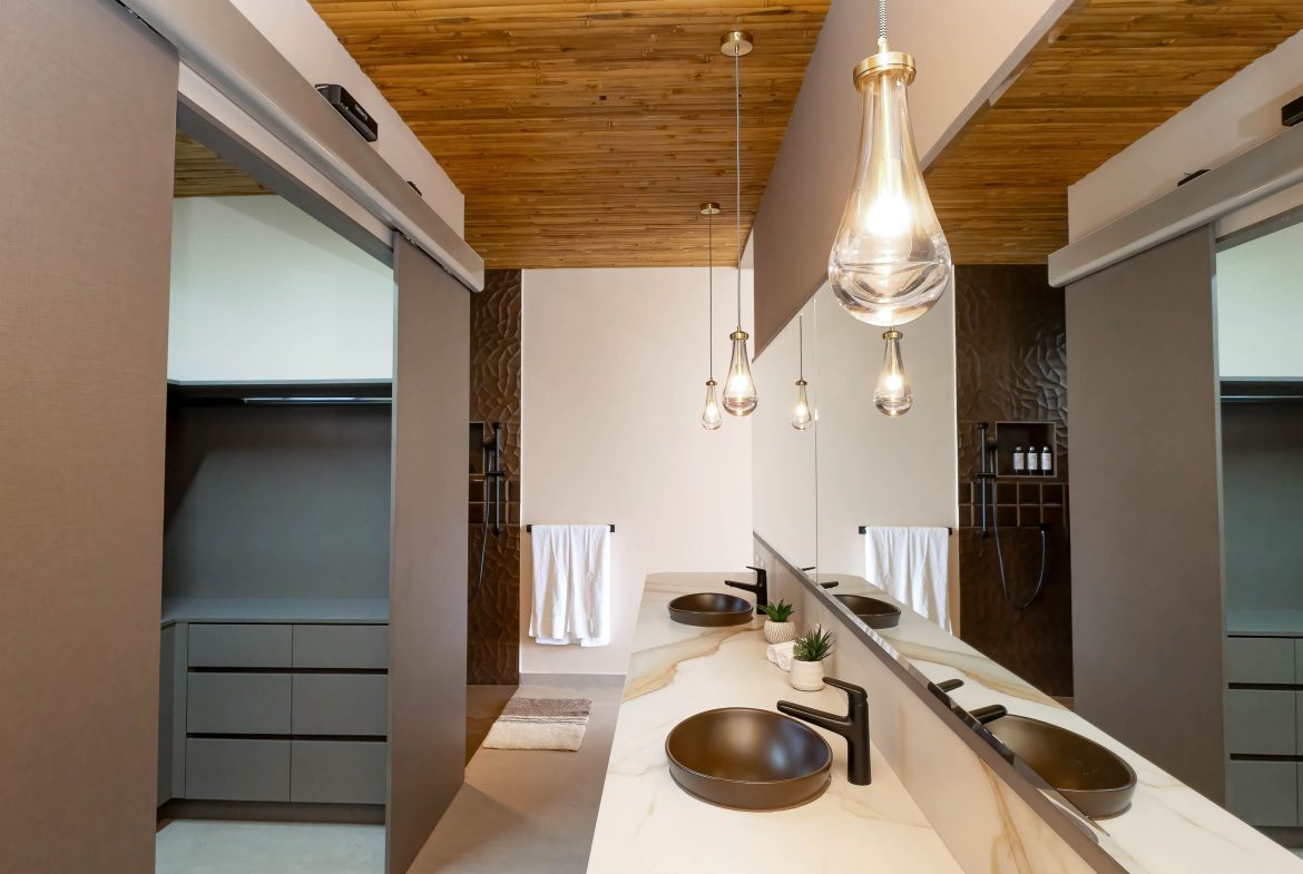 LUXURY VILLA PROPERTY WITH FIVE BEDROOM IN A GATED COMMUNITY, NEAR TO THE MARINA IN QUEPOS – 2.22 ACRES