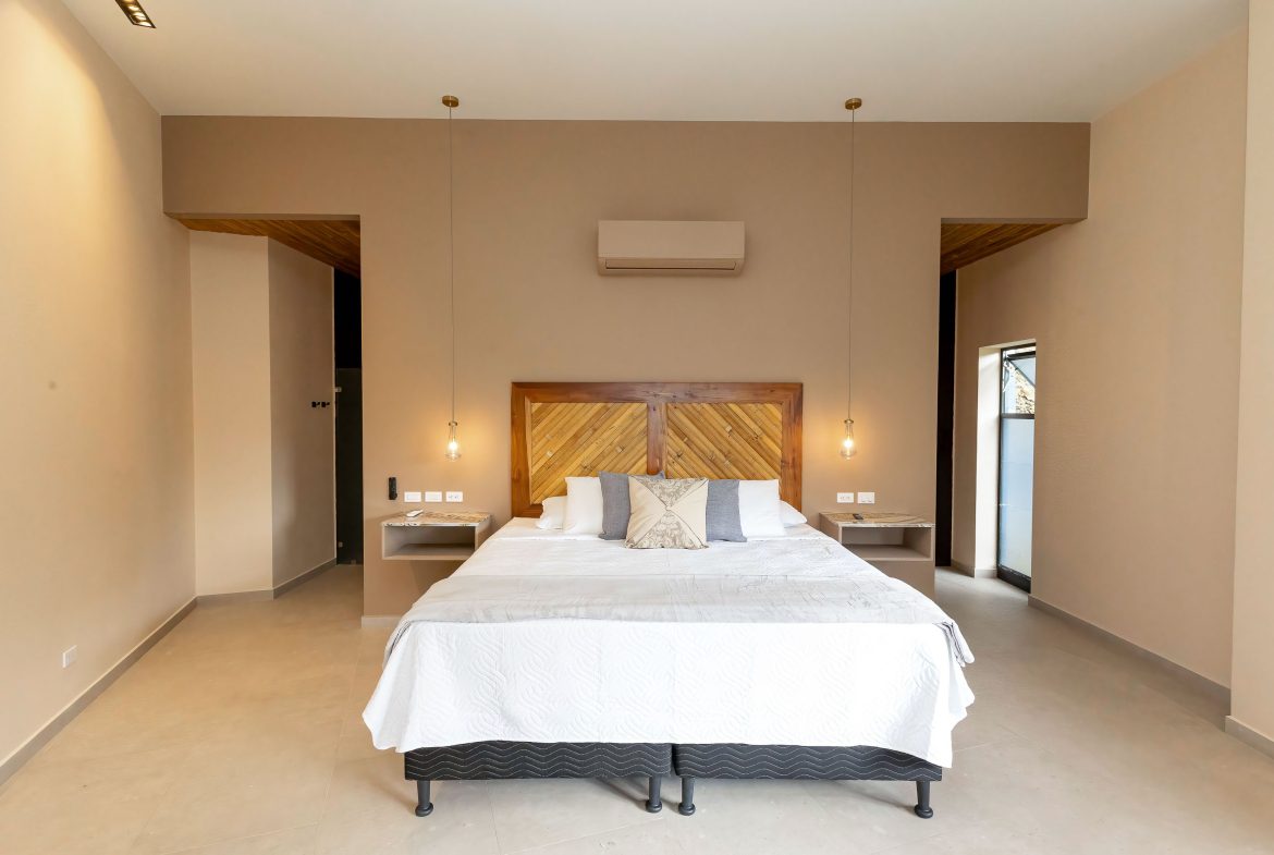 LUXURY VILLA PROPERTY WITH FIVE BEDROOM IN A GATED COMMUNITY, NEAR TO THE MARINA IN QUEPOS – 2.22 ACRES