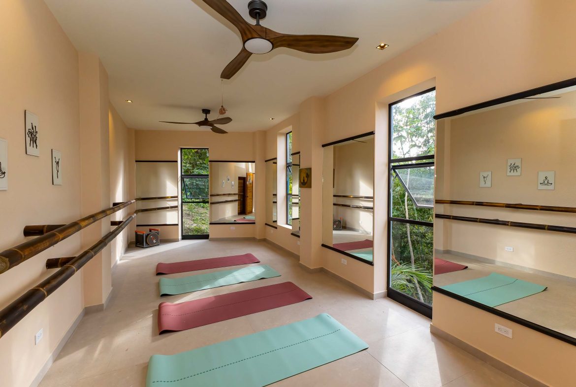LUXURY VILLA PROPERTY WITH FIVE BEDROOM IN A GATED COMMUNITY, NEAR TO THE MARINA IN QUEPOS – 2.22 ACRES