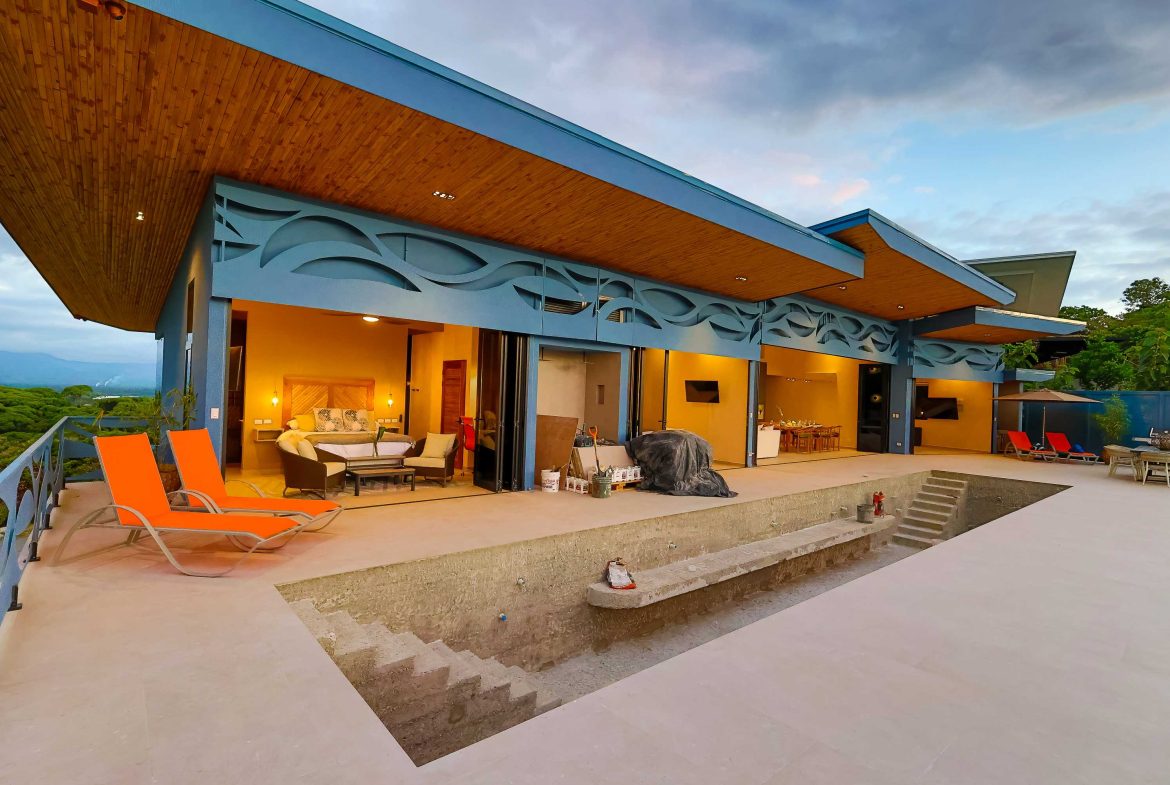 LUXURY VILLA PROPERTY WITH FIVE BEDROOM IN A GATED COMMUNITY, NEAR TO THE MARINA IN QUEPOS – 2.22 ACRES