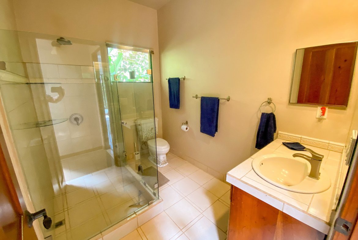 PROPERTY WITH TWO FLOOR AND THREE BEDROOM WITH JUNGLE VIEWS, IN OJOCHAL – 3.5 ACRES