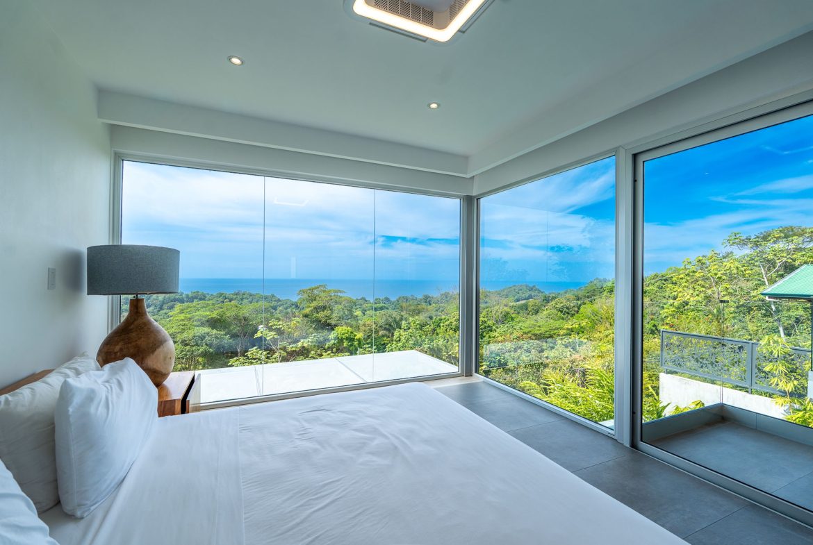 LUXURY PROPERTY WITH FOUR BEDROOM, AND PANORAMIC VIEWS OF THE OCEAN, IN PLAYA HERMOSA – 0.72 ACRES