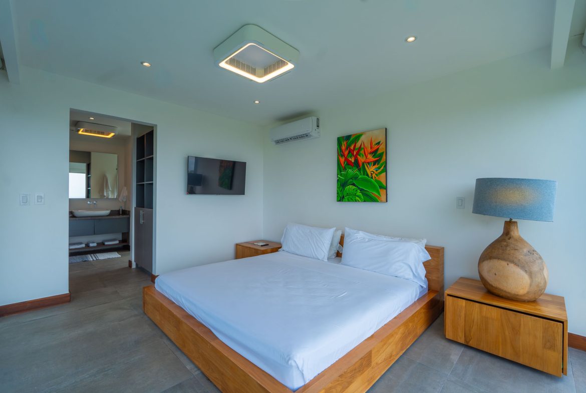 LUXURY PROPERTY WITH FOUR BEDROOM, AND PANORAMIC VIEWS OF THE OCEAN, IN PLAYA HERMOSA – 0.72 ACRES