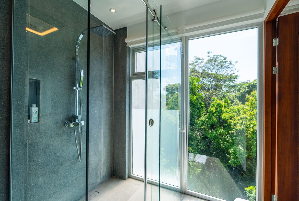 LUXURY PROPERTY WITH FOUR BEDROOM, AND PANORAMIC VIEWS OF THE OCEAN, IN PLAYA HERMOSA – 0.72 ACRES