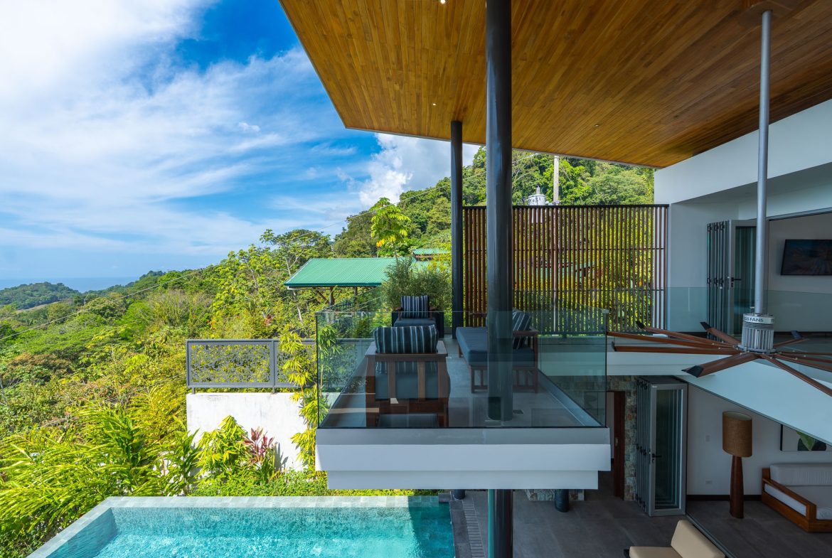 LUXURY PROPERTY WITH FOUR BEDROOM, AND PANORAMIC VIEWS OF THE OCEAN, IN PLAYA HERMOSA – 0.72 ACRES
