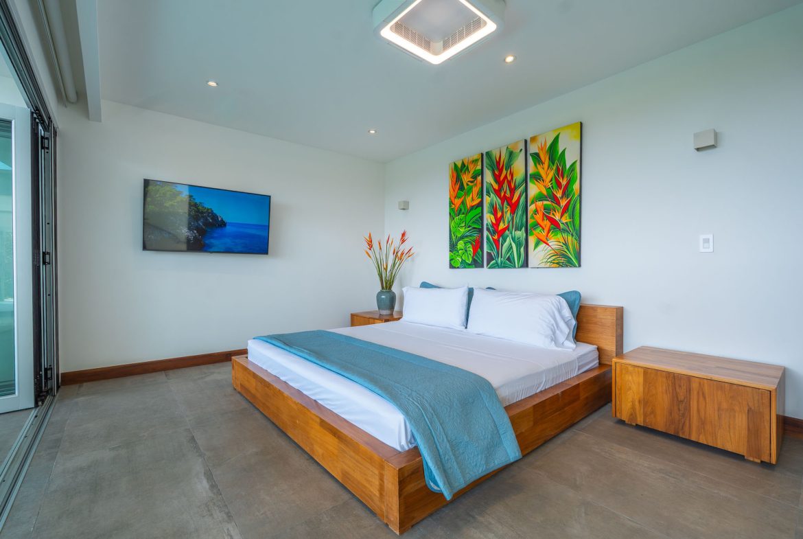 LUXURY PROPERTY WITH FOUR BEDROOM, AND PANORAMIC VIEWS OF THE OCEAN, IN PLAYA HERMOSA – 0.72 ACRES