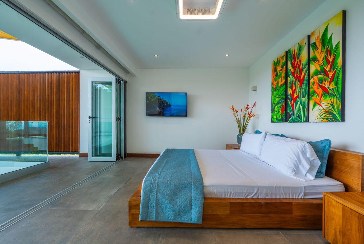 LUXURY PROPERTY WITH FOUR BEDROOM, AND PANORAMIC VIEWS OF THE OCEAN, IN PLAYA HERMOSA – 0.72 ACRES