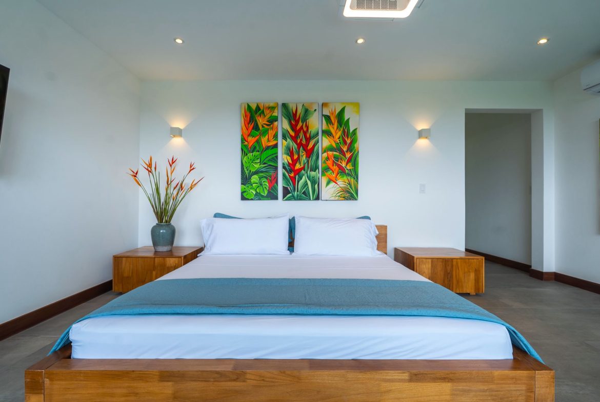 LUXURY PROPERTY WITH FOUR BEDROOM, AND PANORAMIC VIEWS OF THE OCEAN, IN PLAYA HERMOSA – 0.72 ACRES