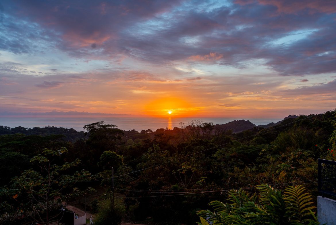 LUXURY PROPERTY WITH FOUR BEDROOM, AND PANORAMIC VIEWS OF THE OCEAN, IN PLAYA HERMOSA – 0.72 ACRES