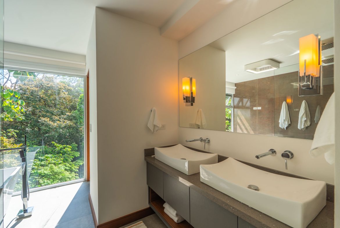 LUXURY PROPERTY WITH FOUR BEDROOM, AND PANORAMIC VIEWS OF THE OCEAN, IN PLAYA HERMOSA – 0.72 ACRES