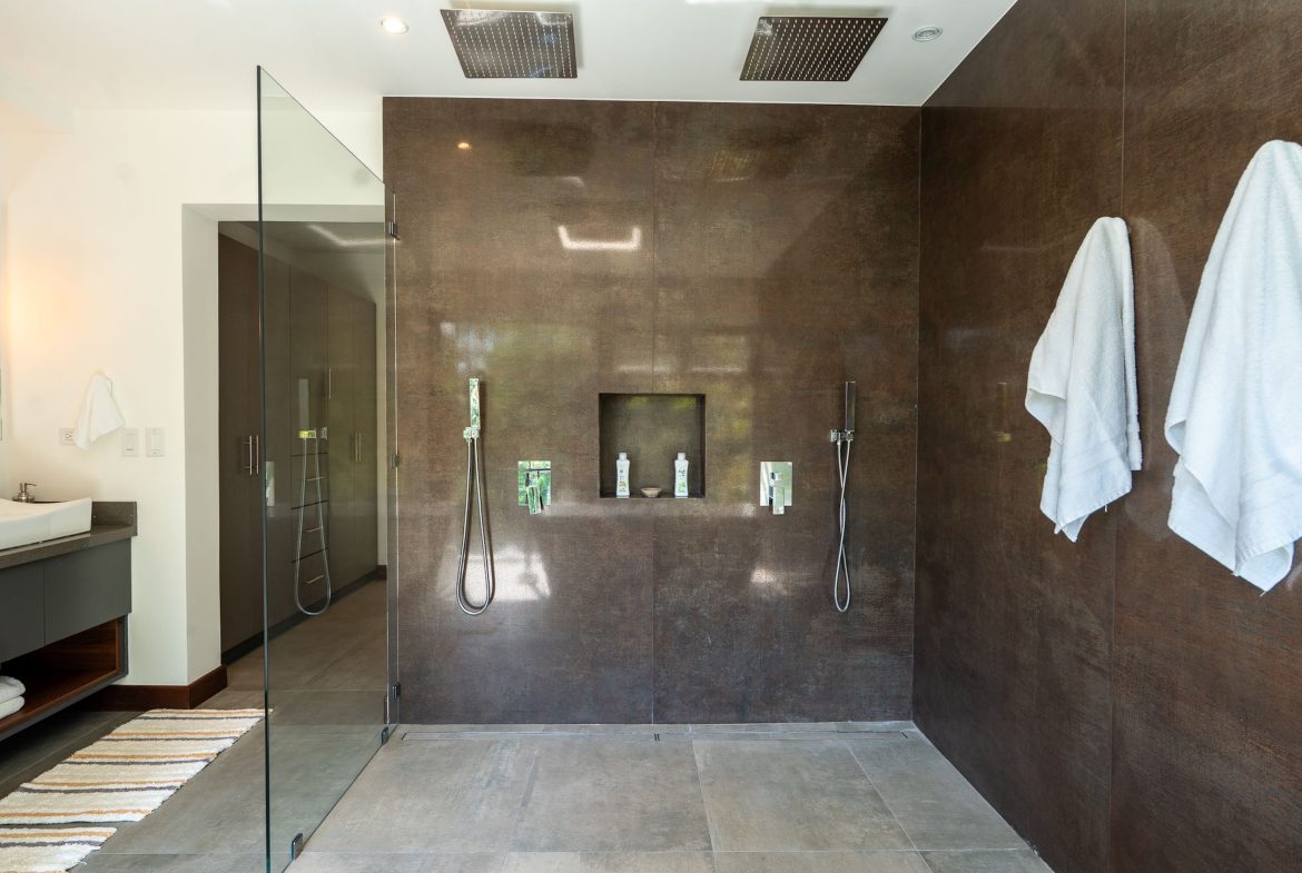 LUXURY PROPERTY WITH FOUR BEDROOM, AND PANORAMIC VIEWS OF THE OCEAN, IN PLAYA HERMOSA – 0.72 ACRES