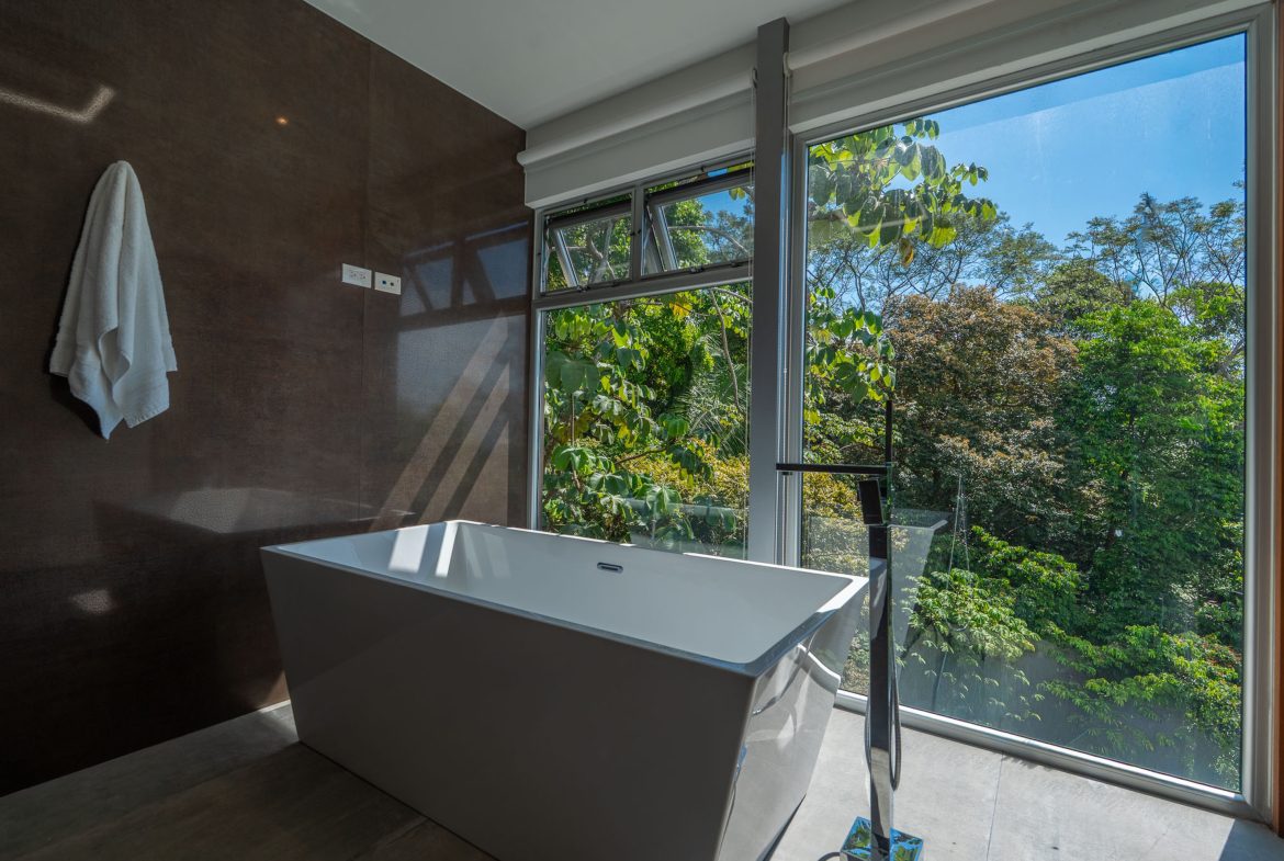 LUXURY PROPERTY WITH FOUR BEDROOM, AND PANORAMIC VIEWS OF THE OCEAN, IN PLAYA HERMOSA – 0.72 ACRES