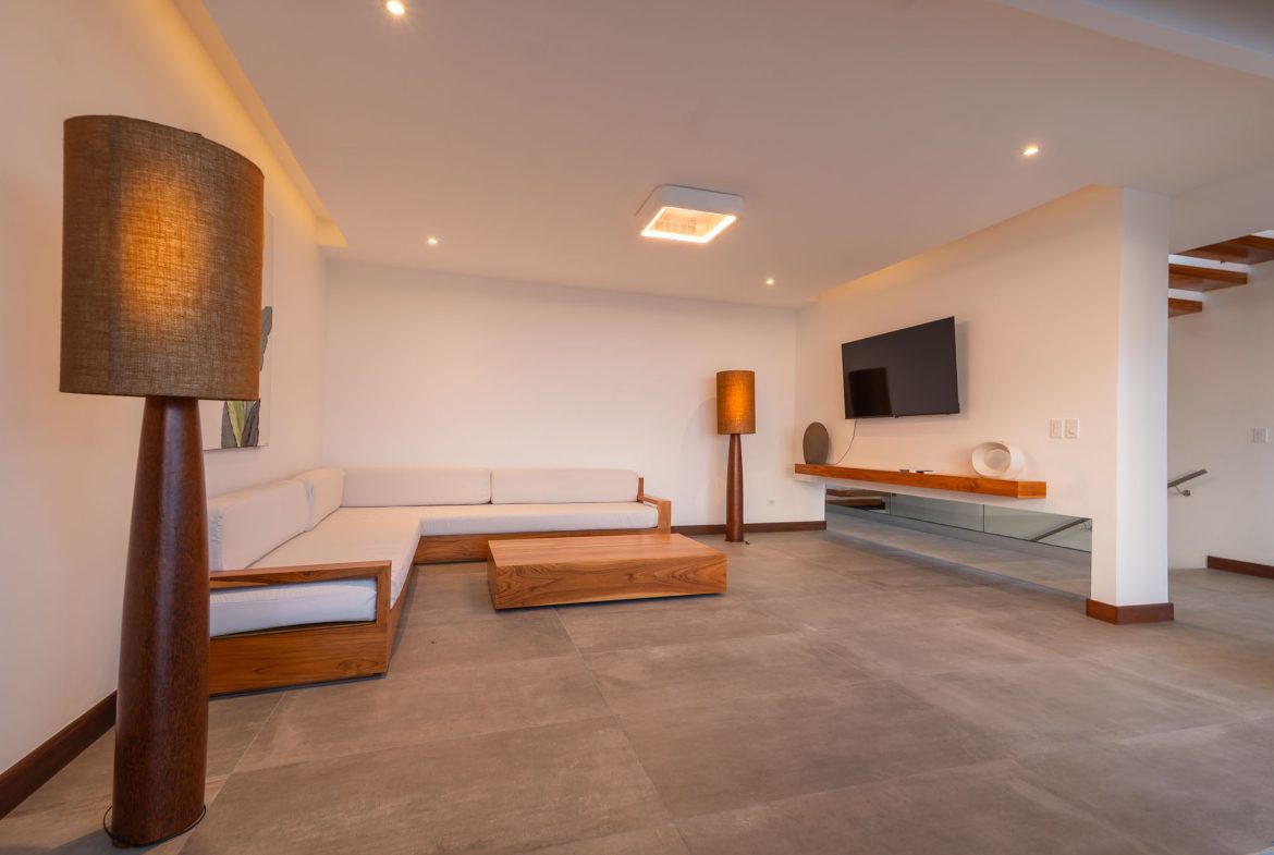 LUXURY PROPERTY WITH FOUR BEDROOM, AND PANORAMIC VIEWS OF THE OCEAN, IN PLAYA HERMOSA – 0.72 ACRES