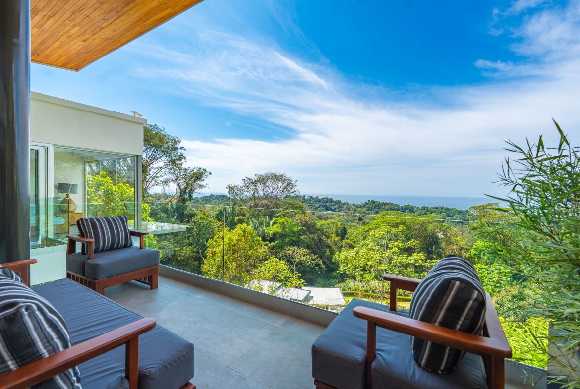 LUXURY PROPERTY WITH FOUR BEDROOM, AND PANORAMIC VIEWS OF THE OCEAN, IN PLAYA HERMOSA – 0.72 ACRES