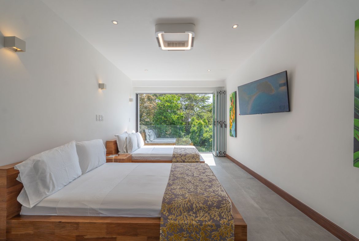 LUXURY PROPERTY WITH FOUR BEDROOM, AND PANORAMIC VIEWS OF THE OCEAN, IN PLAYA HERMOSA – 0.72 ACRES