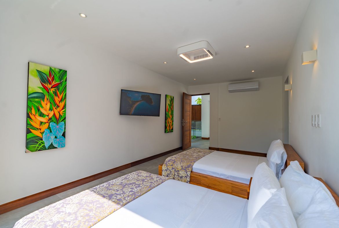 LUXURY PROPERTY WITH FOUR BEDROOM, AND PANORAMIC VIEWS OF THE OCEAN, IN PLAYA HERMOSA – 0.72 ACRES