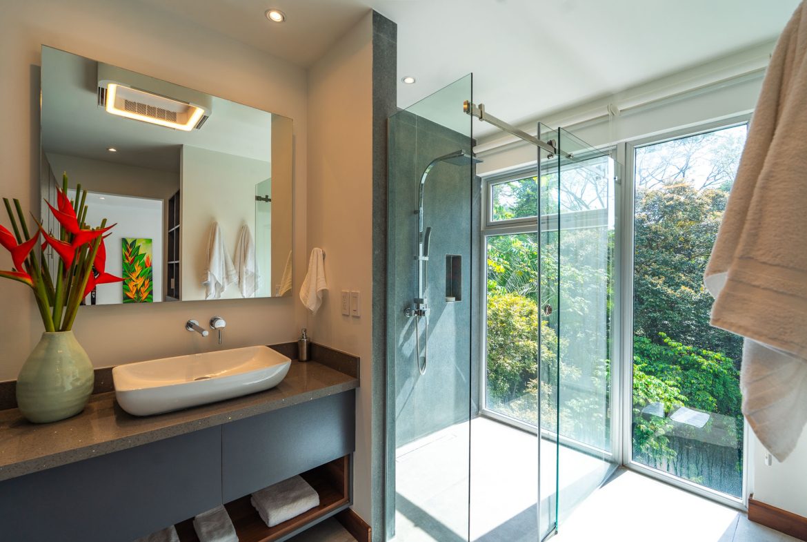 LUXURY PROPERTY WITH FOUR BEDROOM, AND PANORAMIC VIEWS OF THE OCEAN, IN PLAYA HERMOSA – 0.72 ACRES