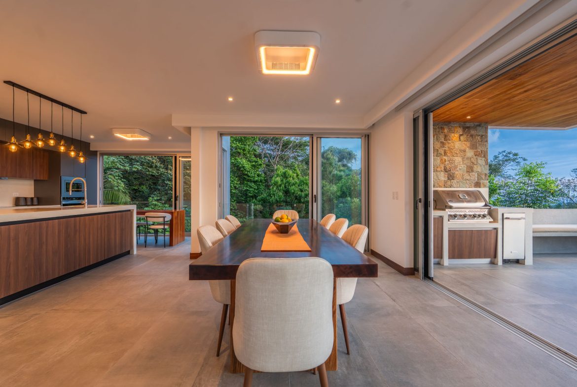 LUXURY PROPERTY WITH FOUR BEDROOM, AND PANORAMIC VIEWS OF THE OCEAN, IN PLAYA HERMOSA – 0.72 ACRES