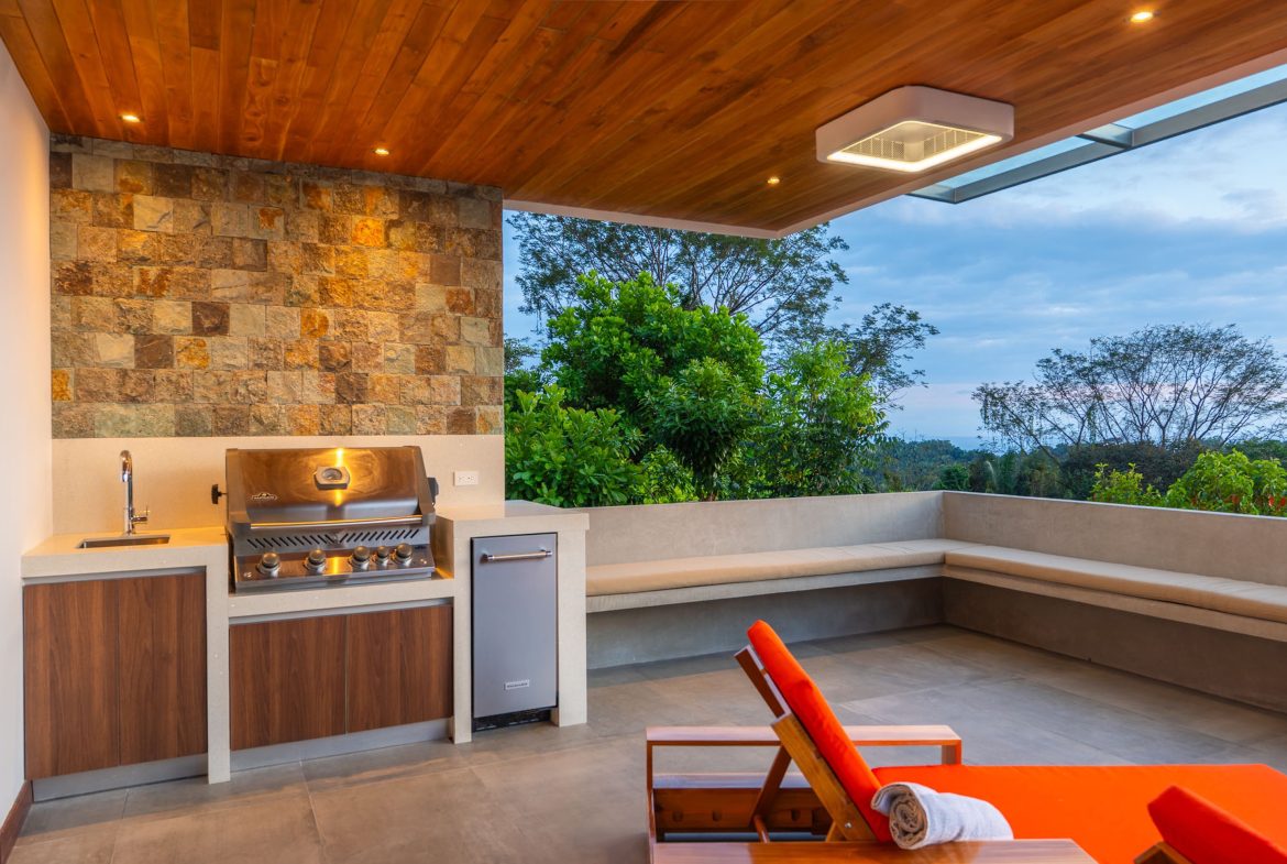 LUXURY PROPERTY WITH FOUR BEDROOM, AND PANORAMIC VIEWS OF THE OCEAN, IN PLAYA HERMOSA – 0.72 ACRES