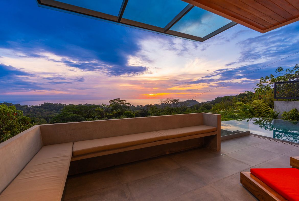 LUXURY PROPERTY WITH FOUR BEDROOM, AND PANORAMIC VIEWS OF THE OCEAN, IN PLAYA HERMOSA – 0.72 ACRES