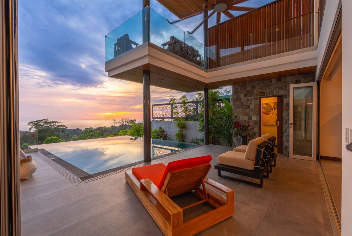 LUXURY PROPERTY WITH FOUR BEDROOM, AND PANORAMIC VIEWS OF THE OCEAN, IN PLAYA HERMOSA – 0.72 ACRES