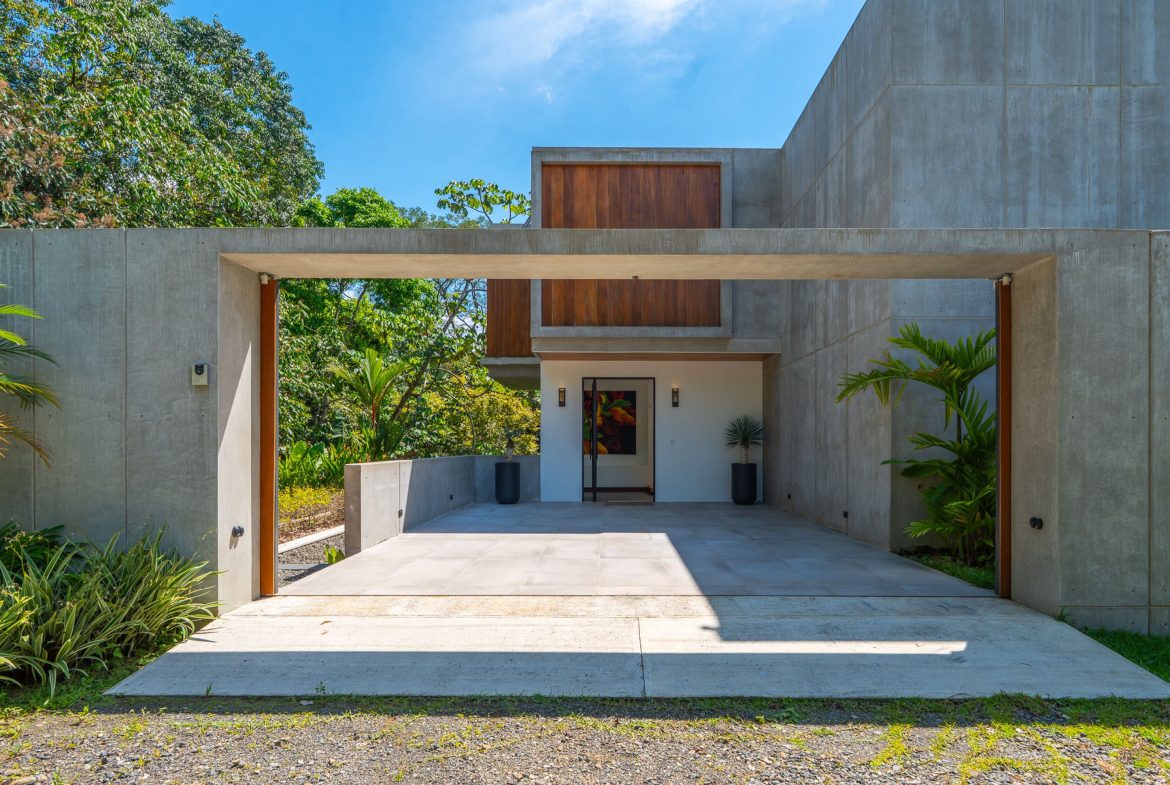 LUXURY PROPERTY WITH FOUR BEDROOM, AND PANORAMIC VIEWS OF THE OCEAN, IN PLAYA HERMOSA – 0.72 ACRES