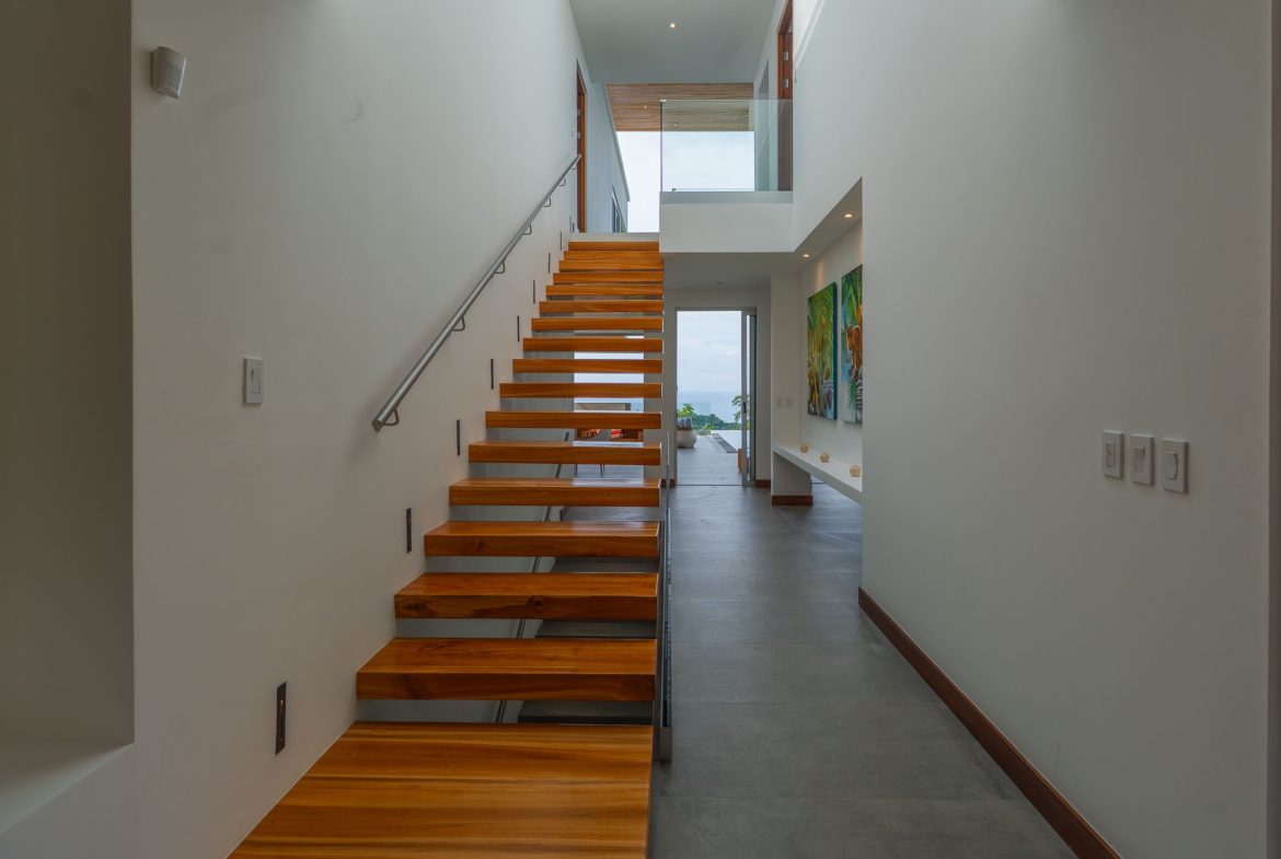 LUXURY PROPERTY WITH FOUR BEDROOM, AND PANORAMIC VIEWS OF THE OCEAN, IN PLAYA HERMOSA – 0.72 ACRES