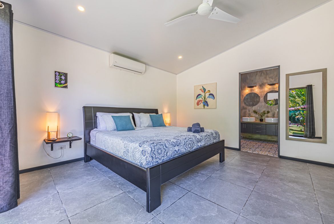 PROPERTY WITH THREE BEDROOM IN BAHIA CENTER WITH BEAUTIFUL VIEWS OF THE GARDEN – 0.12 ACRES