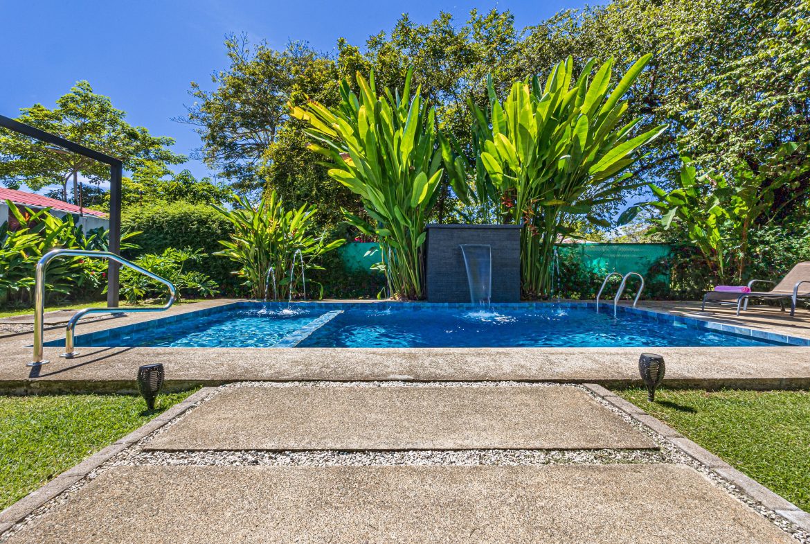 PROPERTY WITH THREE BEDROOM IN BAHIA CENTER WITH BEAUTIFUL VIEWS OF THE GARDEN – 0.12 ACRES