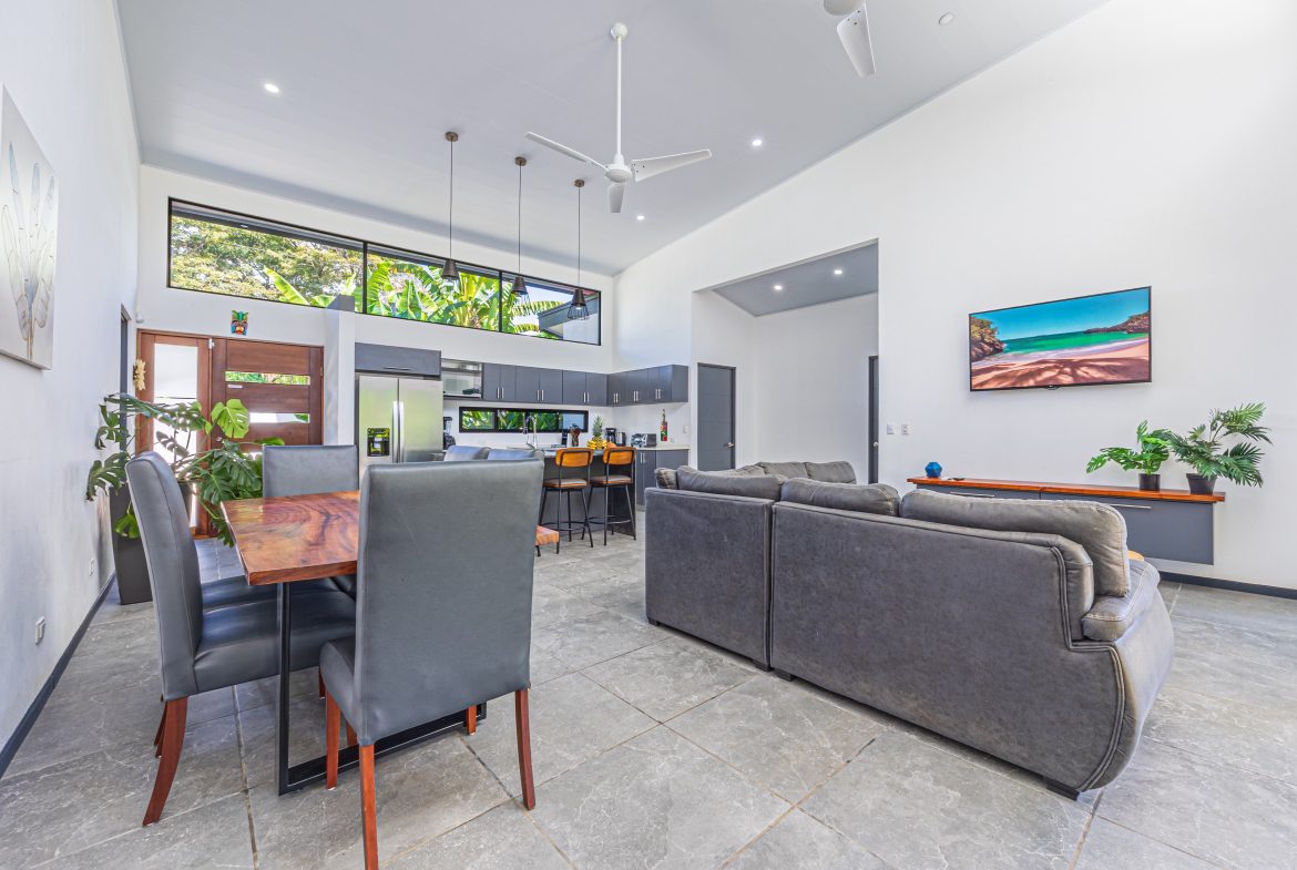 PROPERTY WITH THREE BEDROOM IN BAHIA CENTER WITH BEAUTIFUL VIEWS OF THE GARDEN – 0.12 ACRES