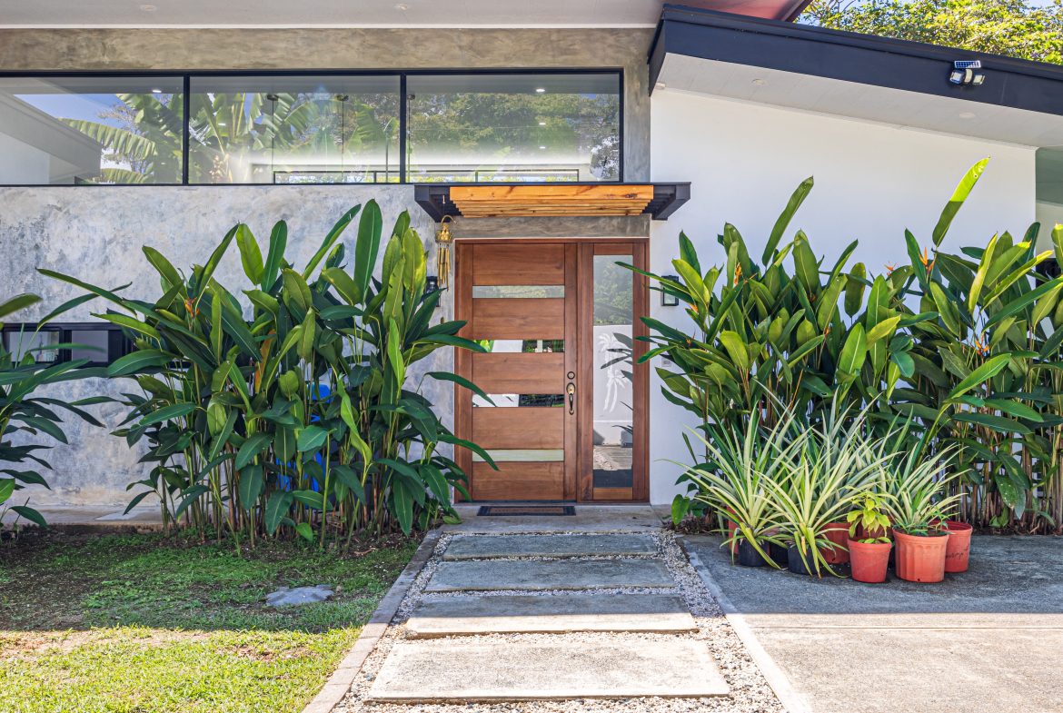 PROPERTY WITH THREE BEDROOM IN BAHIA CENTER WITH BEAUTIFUL VIEWS OF THE GARDEN – 0.12 ACRES