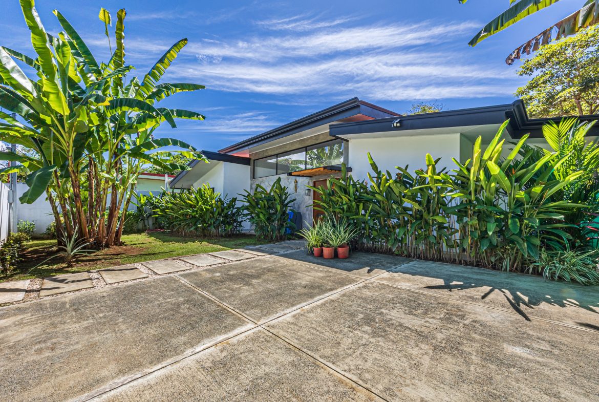 PROPERTY WITH THREE BEDROOM IN BAHIA CENTER WITH BEAUTIFUL VIEWS OF THE GARDEN – 0.12 ACRES
