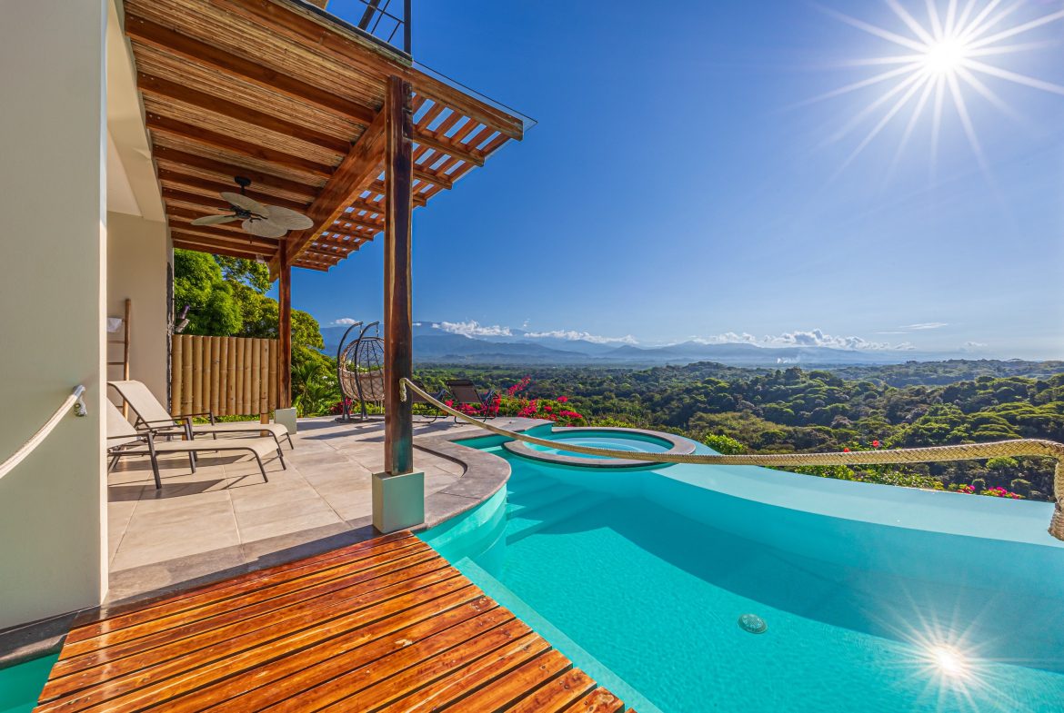 LUXURY PROPERTY WITH FOUR BEDROOM AND PANORAMICS VIEWS OF THE MOUNTAIN, IN QUEPOS – 1.5 ACRES